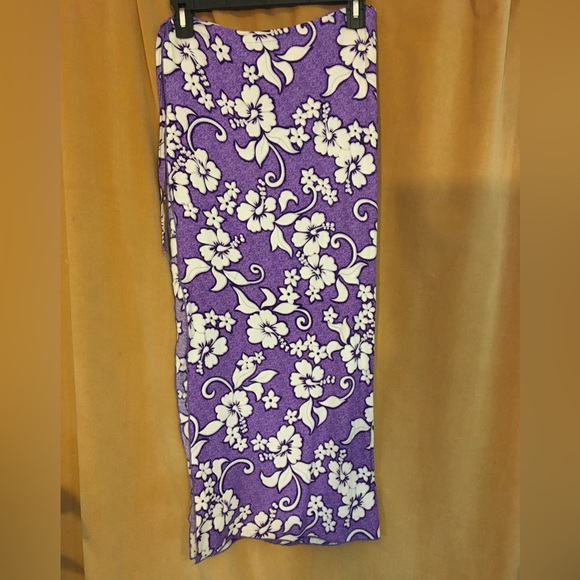EUC Purple and White Hibiscus Print Sarong. Size M. - Picture 2 of 4